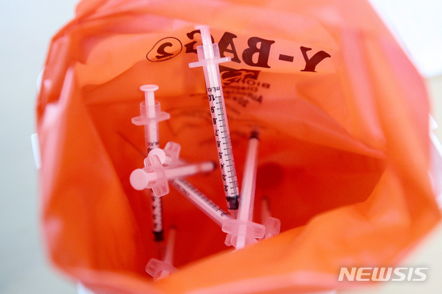 [고양=뉴시스]김병문 기자 = 국내 첫 신종 코로나바이러스 감염증(코로나19) 백신 접종이 시작된 26일 오전 경기 고양시 참행복한요양원 폐기함에 아스트라제네카(AZ) 백신 접종에 사용된 주사기가 버려져 있다. 2021.02.26. dadazon@newsis.com