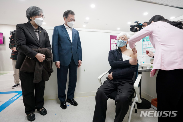 [서울=뉴시스]추상철 기자 = 문재인 대통령과 정은경 질병관리청장이 26일 코로나19 백신 접종 참관을 위해 서울 마포구보건소를 방문해 백신 접종을 받는 김윤태 푸르메 넥슨어린이 재활병원 의사를 지켜보고 있다. 2021.02.26. scchoo@newsis.com