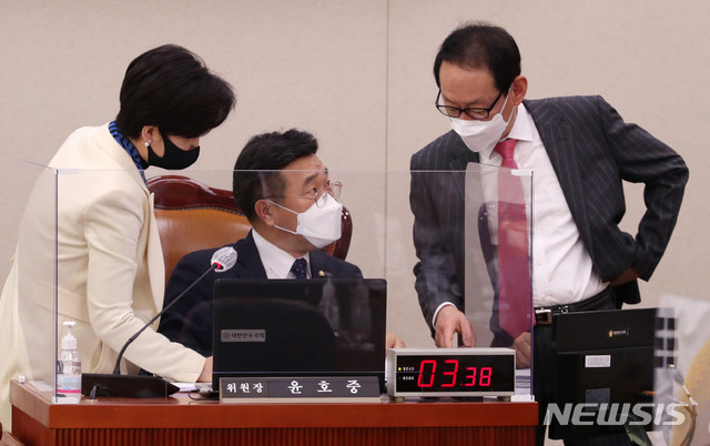 [서울=뉴시스]김진아 기자 = 윤호중 법사위원장(가운데)이 26일 서울 여의도 국회에서 열린 법제사법위원회 전체회의에서 백혜련 더불어민주당 간사(왼쪽), 김도읍 국민의힘 간사와 대화를 나누고 있다. (공동취재사진) 2021.02.26. photo@newsis.com