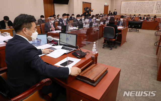 [서울=뉴시스]김진아 기자 = 윤호중 법사위원장이 26일 서울 여의도 국회에서 열린 법제사법위원회 전체회의에서 의사봉을 두드리며 법안을 상정하고 있다. (공동취재사진) 2021.02.26. photo@newsis.com
