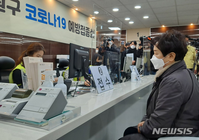 [서울=뉴시스]박진희 기자 = 요양보호사 이경순(61)씨가 26일 오전 8시45분께 서울 노원구 보건소에서 국내 첫 아스트라제네카 백신 접종을 위해 접수하고 있다. (사진=머니투데이 제공) 2021.02.26. photo@newsis.com *재판매 및 DB 금지