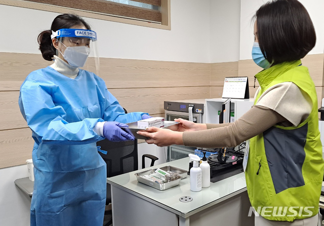 [서울=뉴시스]박진희 기자 = 서울 노원구 보건소 직원들이 26일 오전 국내 첫 아스트라제네카 백신 접종을 준비하고 있다. (사진=머니투데이 제공) 2021.02.26. photo@newsis.com *재판매 및 DB 금지