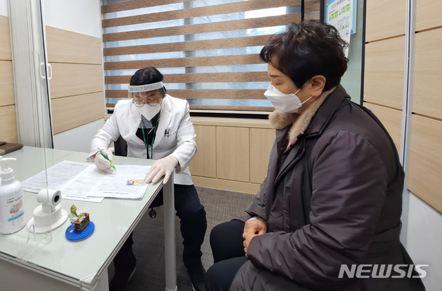 [서울=뉴시스]박진희 기자 = 요양보호사 이경순(61)씨가 26일 오전 8시45분께 서울 노원구 보건소에서 국내 첫 아스트라제네카 백신 접종을 위해 예진을 받고 있다. (사진=머니투데이 제공) 2021.02.26. photo@newsis.com *재판매 및 DB 금지