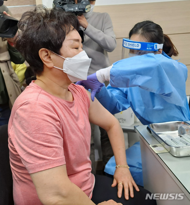 [서울=뉴시스]박진희 기자 = 요양보호사 이경순(61)씨가 26일 오전 8시45분께 서울 노원구 보건소에서 국내 첫 아스트라제네카 백신 접종을 받고 있다. (사진=머니투데이 제공) 2021.02.26. photo@newsis.com *재판매 및 DB 금지