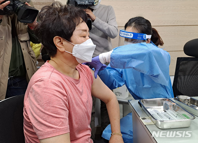 [서울=뉴시스]박진희 기자 = 요양보호사 이경순(61)씨가 26일 오전 8시45분께 서울 노원구 보건소에서 국내 첫 아스트라제네카 백신 접종을 받고 있다. (사진=머니투데이 제공) 2021.02.26. photo@newsis.com *재판매 및 DB 금지
