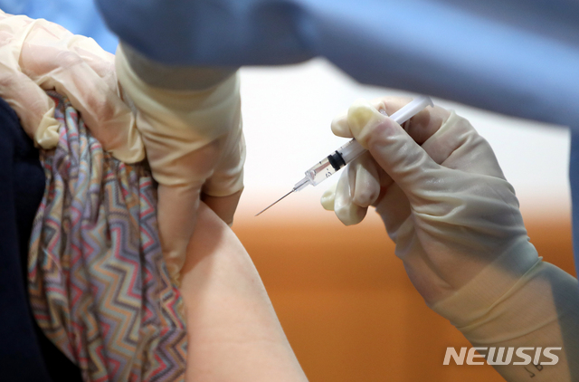 [광주=뉴시스]광주·전남사진기자단 = 의료진이 신종 코로나바이러스 감염증(코로나19) 아스트라제네카 백신을 투여하고 있는 모습. 2021.02.26. photo@newsis.com