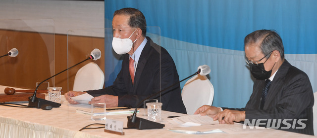 [서울=뉴시스]조수정 기자 = 허창수 전국경제인연합회장이 26일 서울 여의도 전경련 컨퍼런스센터에서 열린 '전경련 제60회 정기총회'에서 발언하고 있다. 허 회장은 6회 연속 전경련을 이끌게 됐다. (공동취재사진) 2021.02.26. photo@newsis.com