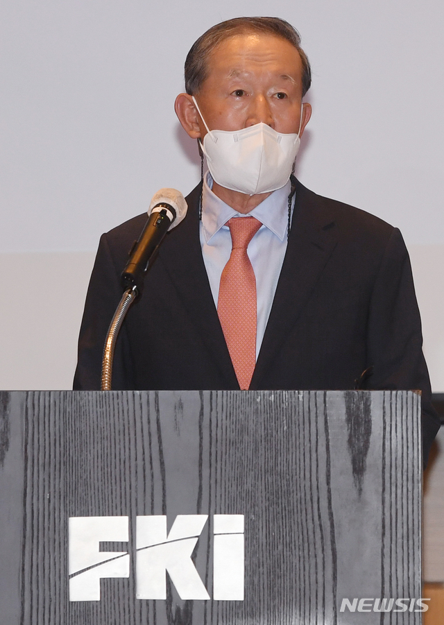 [서울=뉴시스]조수정 기자 = 허창수 전국경제인연합회장이 26일 서울 여의도 전경련 컨퍼런스센터에서 열린 '전경련 제60회 정기총회'에서 취임사를 하고 있다. 허 회장은 6회 연속 전경련을 이끌게 됐다.(공동취재사진) 2021.02.26. photo@newsis.com