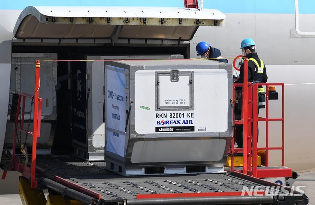 [인천공항=뉴시스]공항사진기자단 = 26일 인천국제공항 화물터미널에서 국제백신공급기구인 '코백스 퍼실리티'(COVAX facility)를 통해 확보한 화이자 백신 초도 물량이 대한항공 여객기에서 내려 이송되고 있다. 2021.02.26. photo@newsis.com