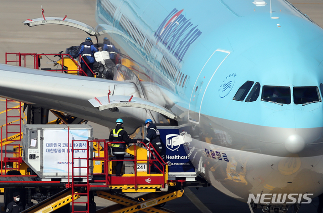 [인천공항=뉴시스]공항사진기자단 = 지난달 26일 인천국제공항 화물터미널에서 국제백신공급기구인 '코백스 퍼실리티'(COVAX facility)를 통해 확보한 화이자 백신 초도 물량이 대한항공 화물기에서 내려지고 있다. 2021.03.17. photo@newsis.com