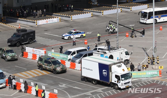 [인천공항=뉴시스]공항사진기자단 = 사진은 지난달 26일 인천시 중구 인천공항 화물터미널에서 경찰을 비롯한 백신 수송 관계자들이 백신 공동구매 국제프로젝트인 '코백스 퍼실리티'를 통해 공급받은 화이자 백신을 수송하는 모습. 2021.03.24. photo@newsis.com