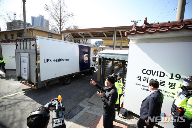 [서울=뉴시스]김선웅 기자 = 국제백신공급기구 '코벡스 퍼실리티'를 통해 공급받은 코로나19 화이자 백신을 실은 트럭과 호송행렬이 지난 26일 서울 중구 국립중앙의료원 중앙예방접종센터로 향하고 있다. 2021.02.26. mangusta@newsis.com