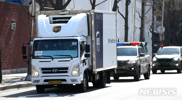 [서울=뉴시스]김선웅 기자 = 국제백신공급기구 '코벡스 퍼실리티'를 통해 공급받은 코로나19 화이자 백신을 실은 트럭과 호송행렬이 26일 서울 중구 국립중앙의료원 중앙예방접종센터로 향하고 있다. 2021.02.26. mangusta@newsis.com