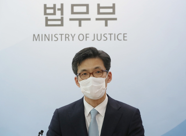 [서울=뉴시스]조수정 기자 = 박철우 법무부 대변인이 26일 오후 서울 서초구 서울고등검찰청 의정관에서 '친일파 이해승·임선준 토지 국가귀속 착수' 브리핑을 하고 있다. 2021.03.01. chocrystal@newsis.com