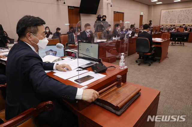 [서울=뉴시스]최동준 기자 = 윤호중 법사위원장이 26일 서울 여의도 국회에서 열린 법제사법위원회 전체회의에서 의사봉을 두드리며 의사면허 취소범위를 확대하는 의료법 일부개정법률안을 계류시키고 있다. (공동취재사진) 2021.02.26. photo@newsis.com