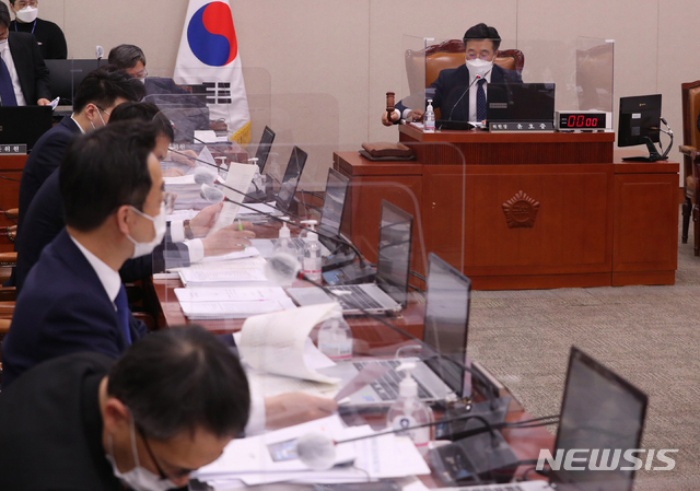 [서울=뉴시스]최동준 기자 = 윤호중 법사위원장이 26일 서울 여의도 국회에서 열린 법제사법위원회 전체회의에서 의사봉을 두드리며 상정된 법안을 통과시키고 있다. 이날 법사위는 의사면허 취소범위를 확대하는 '의료법 일부개정법률안'은 계류했다. (공동취재사진) 2021.02.26. photo@newsis.com