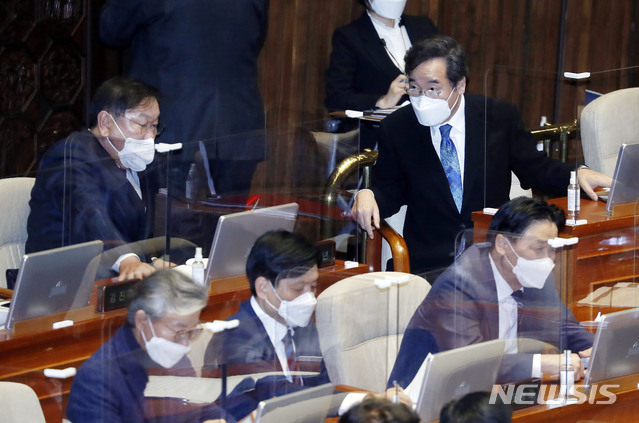 [서울=뉴시스]최동준 기자 = 더불어민주당 이낙연 대표가 26일 서울 여의도 국회 본회의에서 가덕도신공항 건설을 위한 특별법안(대안)이 가결된 후 김태년 원내대표와 대화하고 있다. photocdj@newsis.com