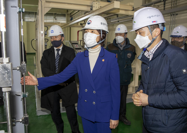 [서울=뉴시스]박민석 기자 = 한정애 환경부 장관이 지난달 26일 오후 서울 서초구 양재수소충전소 재개장 현장을 살펴보고 있다. (사진=환경부 제공) 2021.02.26. photo@newsis.com *재판매 및 DB 금지