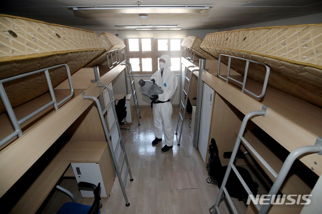 [서울=뉴시스]김병문 기자 = 개학을 앞둔 26일 오후 서울 강남구 로봇고등학교에서 방역업체 직원이 기숙사를 방역하고 있다. 2021.02.26. dadazon@newsis.com