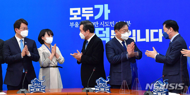 [서울=뉴시스]최동준 기자 = 더불어민주당 이낙연 대표, 김태년 원내대표가 26일 서울 여의도 국회에서 열린 가덕도 신공항 특별법 본회의 통과 관련 기자회견에서 김영춘, 박인영, 변성완 부산시장 예비후보들과 인사하고 있다. (공동취재사진) 2021.02.26. photo@newsis.com