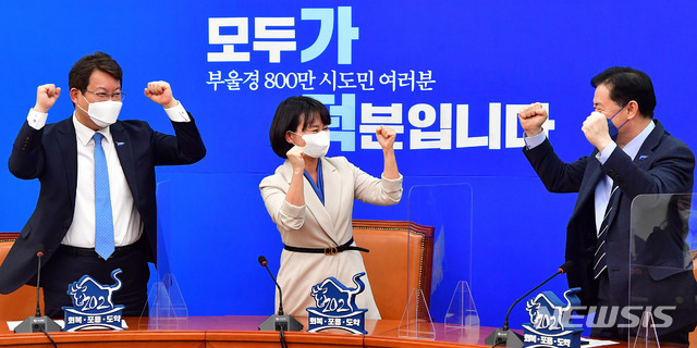 [서울=뉴시스]최동준 기자 = 김영춘(오른쪽부터), 박인영, 변성완 더불어민주당 부산시장 예비후보들이 26일 서울 여의도 국회에서 가덕도 신공항 특별법이 가결되자 기뻐하고 있다. (공동취재사진) 2021.02.26. photo@newsis.com