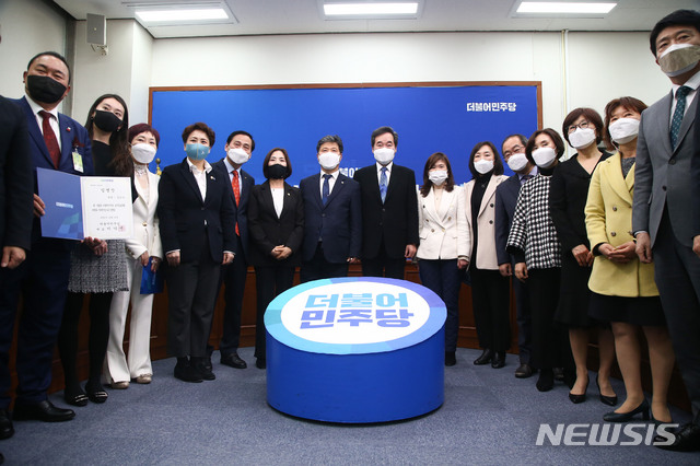 [서울=뉴시스]김진아 기자 = 이낙연 더불어민주당 대표가 26일 서울 여의도 국회에서 열린 ‘보건의료특위 임명장 수여식’에서 기념촬영하고 있다. (공동취재사진) 2021.02.26. photo@newsis.com