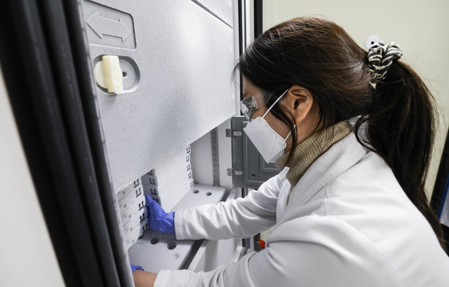 [서울=뉴시스]박민석 기자 = 의료진이 26일 오후 서울 중구 국립중앙의료원에 도착한 화이자 백신을 냉동고에 입하하고 있다. (사진=국립중앙의료원 제공) 2021.02.26. photo@newsis.com