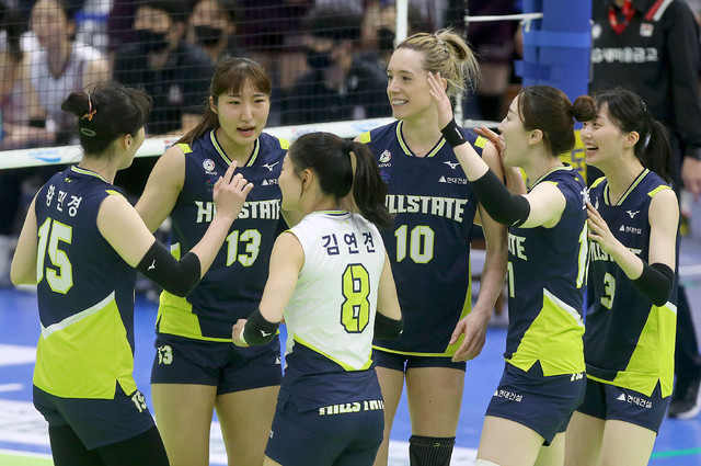 [서울=뉴시스]박민석 기자 = 26일 경기 수원시 수원실내체육관에서 열린 도드람 2020-2021 V리그 현대건설과 인삼공사와의 경기, 현대건설 선수들이 환호하고 있다. (사진=현대건설 배구단 제공) 2021.02.26. photo@newsis.com *재판매 및 DB 금지