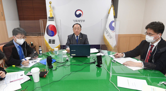 [서울=뉴시스]박민석 기자 = 홍남기 경제부총리 겸 기획재정부 장관이 지난 26일 서울 종로구 정부서울청사에서 화상으로 열린 '2021년 제1차 G20 재무장관·중앙은행총재 회의'에 참석하고 있다. (사진=기획재정부 제공) 2021.02.27. photo@newsis.com *재판매 및 DB 금지