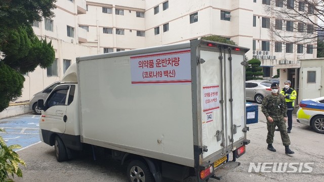 [창원=뉴시스] 홍정명 기자= 27일 오전 경남 창원시 마산회원구 동서병원에 도착한 아스트라제네카 백신 운반 차량.(사진=동서병원 제공) 2021.02.27. photo@newsis.com
