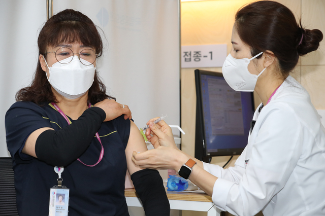 [서울=뉴시스]사진공동취재단 = 27일 오전 서울시 중구 을지로 국립중앙의료원 중앙예방접종센터에서 화이자 1호 접종자인 의료원 관계자가 백신을 접종받고 있다. 2021.2.27. photo@newsis.com 