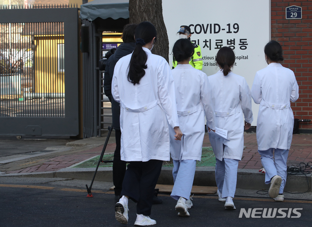 [서울=뉴시스]김명원 기자 = 27일 오전 서울 중구 을지로 국립중앙의료원 중앙예방접종센터에서 신종 코로나바이러스 감염증(코로나19) 화이자 백신 접종을 위해 의료진들이 이동하고 있다. 2021.02.27. kmx1105@newsis.com