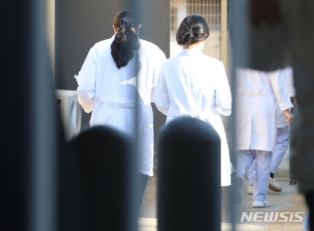 [서울=뉴시스] 서울 중구 을지로 국립중앙의료원에서 의료진들이 이동하고 있다.&nbsp; (사진=뉴시스DB). 2023.06.11. photo@newsis.com