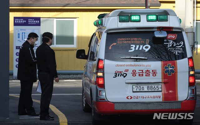 [서울=뉴시스]김명원 기자 = 서울 중구 을지로 국립중앙의료원 중앙예방접종센터에 구급차량이 들어서고 있다. 2021.02.27. kmx1105@newsis.com