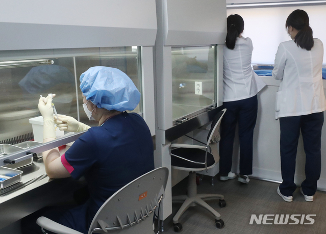 [서울=뉴시스]사진공동취재단 = 27일 오전 서울 중구 국립중앙의료원 중앙예방접종센터에서 의료진이 코로나19 화이자 백신을 소분해 접종을 준비하고 있다. 이날 국립중앙의료원에서 의료진, 종사자 199명이 화이자 백신 1차 접종을 받는다. 2021.02.27. photo@newsis.com