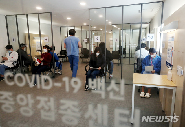 [서울=뉴시스]사진공동취재단 = 27일 오전 서울 중구 국립중앙의료원 중앙예방접종센터에서 코로나19 화이자 백신을 맞은 코로나19 의료 종사자들이 관찰실에서 대기하고 있다. 이날 국립중앙의료원에서 의료진, 종사자 199명이 화이자 백신 1차 접종을 받는다. 2021.02.27. photo@newsis.com