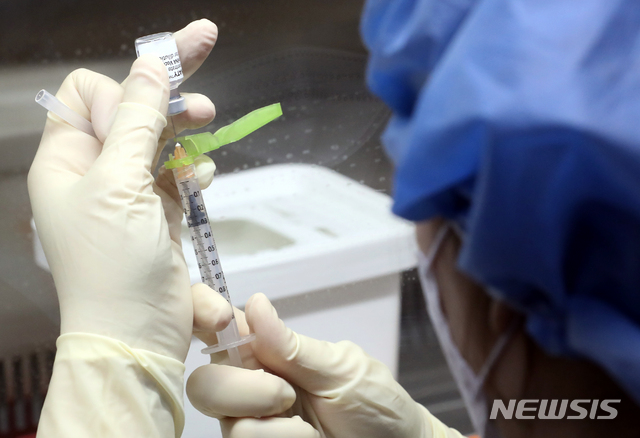 [서울=뉴시스]사진공동취재단 = 27일 오전 서울 중구 국립중앙의료원 중앙예방접종센터에서 의료진이 코로나19 화이자 백신을 소분해 접종을 준비하고 있다. 이날 국립중앙의료원에서 의료진, 종사자 199명이 화이자 백신 1차 접종을 받는다. 2021.02.27. photo@newsis.com