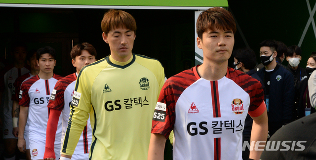 [전주=뉴시스] 김얼 기자 = '하나원큐 K리그1 2021' 전북현대모터스와 FC 서울의 경기가 열린 27일 전북 전주시 전주월드컵경기장에서 FC 서울 기성용 선수가 경기장으로 들어서고 있다. 2021.02.27.pmkeul@newsis.com