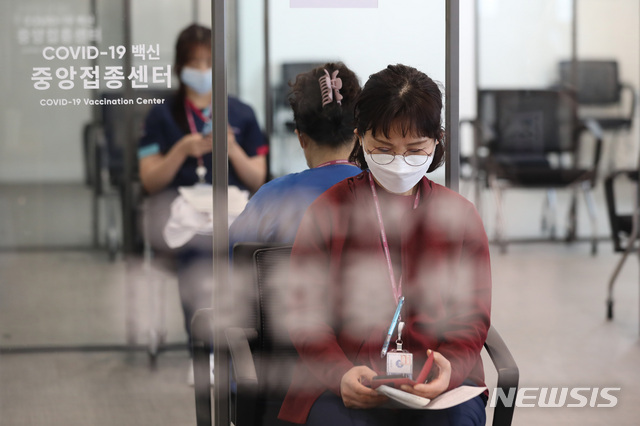 [서울=뉴시스]사진공동취재단 = 27일 오전 서울시 중구 을지로 국립중앙의료원 중앙예방접종센터에서 코로나19 화이자 백신을 맞은 코로나19 의료진들이 관찰실에서 대기하고 있다. 2021.02.27. photo@newsis.com