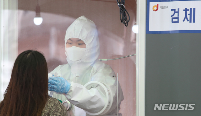 [서울=뉴시스]김명원 기자 = 2월의 마지막 주말인 27일 서울 중구 서울역 신종 코로나바이러스 감염증(코로나19) 임시검사소에서 의료진이 시민들의 검체를 체취하고 있다. 2021.02.27. kmx1105@newsis.com