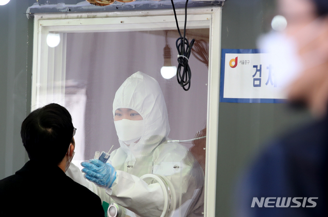 [서울=뉴시스]김명원 기자 = 2월의 마지막 주말인 27일 서울 중구 서울역 신종 코로나바이러스 감염증(코로나19) 임시검사소에서 의료진이 시민들의 검체를 체취하고 있다. 2021.02.27. kmx1105@newsis.com