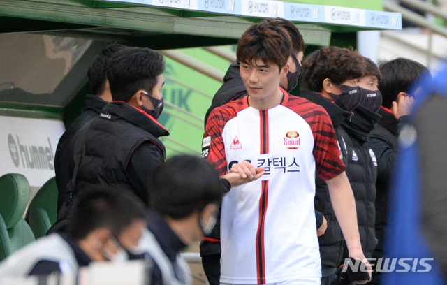 [전주=뉴시스] 김얼 기자 = '하나원큐 K리그1 2021' 전북현대모터스와 FC 서울의 경기가 열린 27일 전북 전주시 전주월드컵경기장에서 FC 서울 기성용 선수가 벤치로 들어서고 있다. 2021.02.27.pmkeul@newsis.com