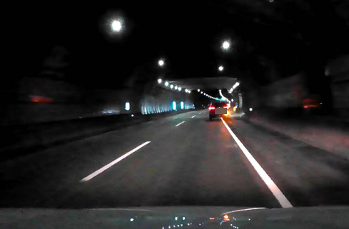 [부산=뉴시스] 부산외곽순환고속도로 터널 벽 스치는 음주차량. (사진=부산경찰청 제공) *재판매 및 DB 금지
