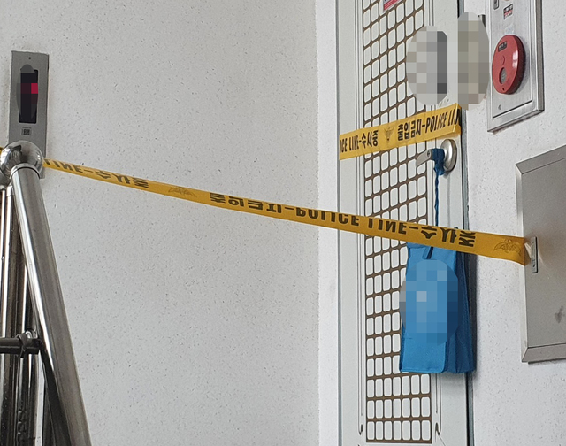 [천안=이종익 기자] = 28일 오전 9시께 40대 남성과 초등학교 입학을 앞둔 딸이 숨진 채 발견된 천안시 서북구 두정동의 한 다세대 주택에 폴리스 라인이 설치돼 있다. 2021.02.28. 007news@newsis.com *재판매 및 DB 금지