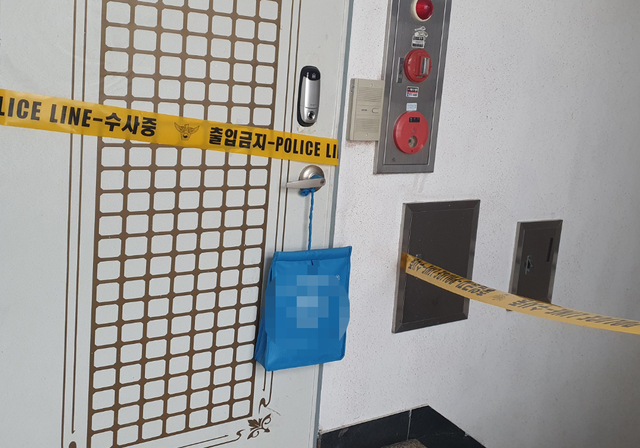 [천안=이종익 기자] = 28일 오전 9시께 40대 남성과 초등학교 입학을 앞둔 딸이 숨진 채 발견된 천안시 서북구 두정동의 한 다세대 주택에 폴리스 라인이 설치돼 있다. 2021.02.28. 007news@newsis.com *재판매 및 DB 금지