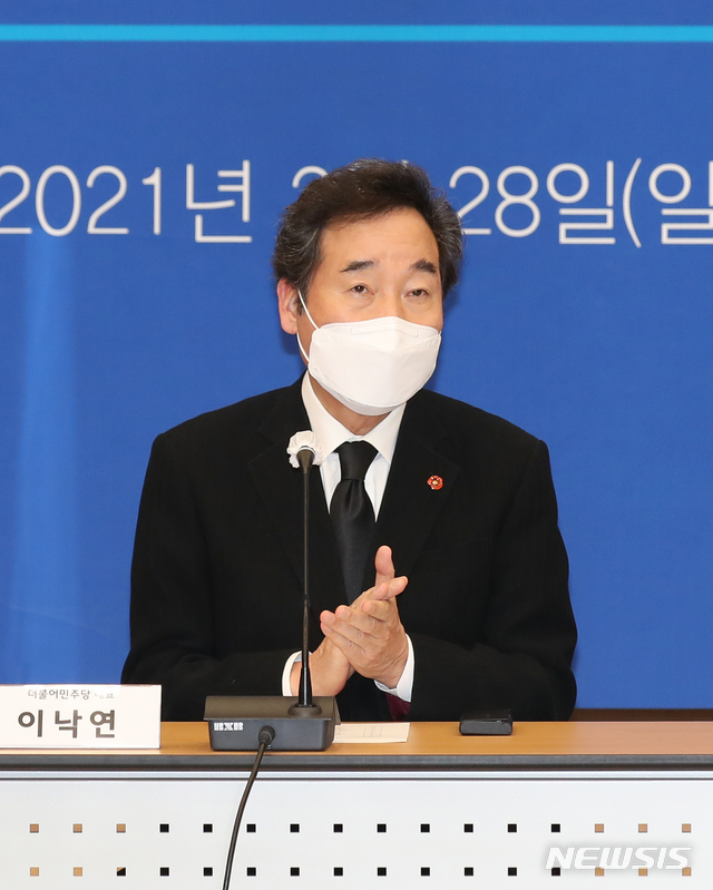 [제주=뉴시스]우장호 기자 = 이낙연 더불어민주당 대표가 28일 오전 제주시 봉개동에 위치한 제주 4·3평화공원 교육센터에서 유족회 관계자들과 간담회를 하고 있다. 2021.02.28. woo1223@newsis.com