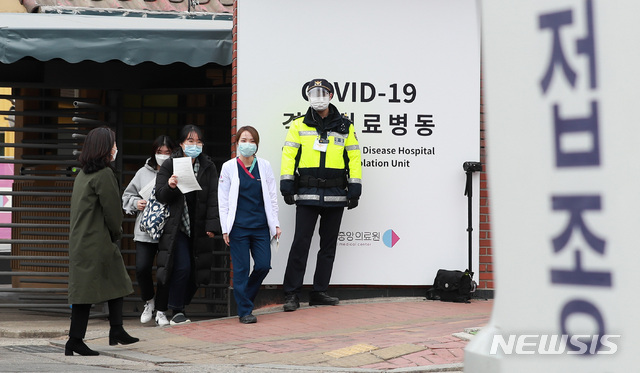 [서울=뉴시스]이영환 기자 = 28일 오전 서울 중구 국립중앙의료원 중앙예방접종선터에서 신종 코로나바이러스 감염증(코로나19) 백신 접종을 마친 의료진이 센터를 나서고 있다. 2021.02.28. 20hwan@newsis.com