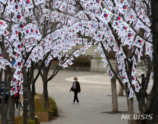 [서울=뉴시스]박주성 기자 = 제102주년 3.1절을 하루 앞둔 28일 서울 용산구 효창공원 앞에 조성된 '만세운동 태극기 거리'를 시민들이 오가고 있다. 2021.02.28. park7691@newsis.com
