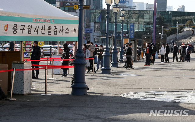 [서울=뉴시스]박주성 기자 = 코로나19 신규 확진자가 이틀만에 다시 300명대로 집계된 28일 오전 서울 중구 서울역 앞에 마련된 임시선별검사소에서 시민들이 검사를 받기 위해 줄을 서고 있다. 2021.02.28. park7691@newsis.com