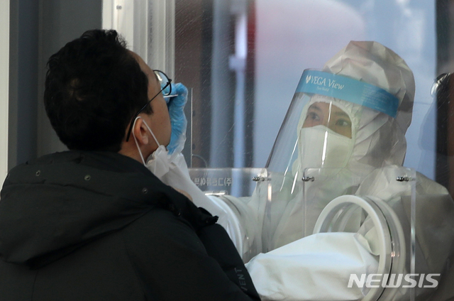 [서울=뉴시스]박주성 기자 = 지난달 28일 오전 서울 중구 서울역 앞에 마련된 임시선별검사소에서 시민들이 검사를 받고 있다. 2021.02.28. park7691@newsis.com
